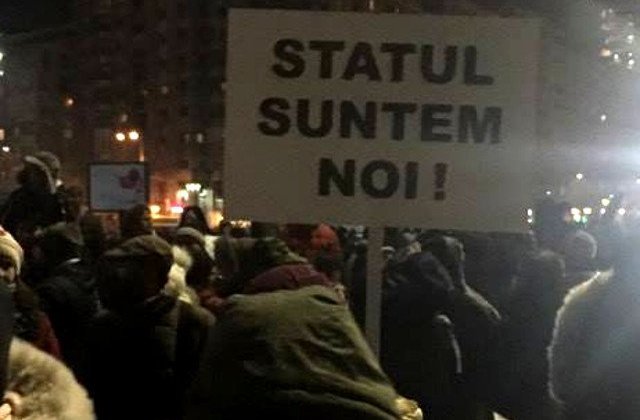 A 20-a zi de manifestatii in Piata Victoriei. Peste 2.000 de oameni au protestat in ploaie