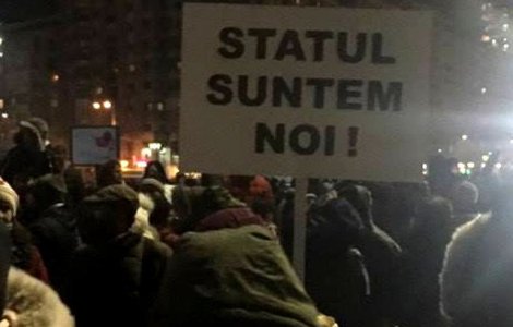 A 20-a zi de manifestatii in Piata Victoriei. Peste 2.000 de oameni au protestat in ploaie