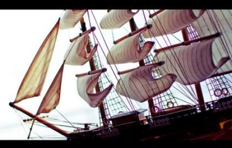 Un roman, la bordul unui vas capturat de pirati somalezi