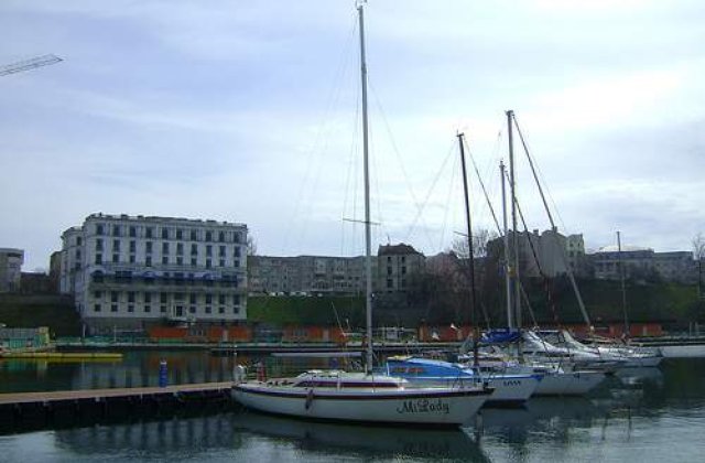 Constanta: Tone de pacura s-au scurs in sistemul de canalizare