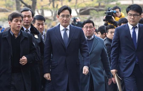 Seful Samsung inchis intr-o celula de 6 mp, cu saltea pe jos, fara dus