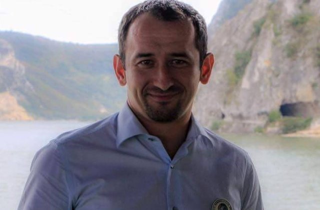 Educatie pe Facebook. Primarul din Moldova Noua ii face de ras in public pe cetatenii necivilizati