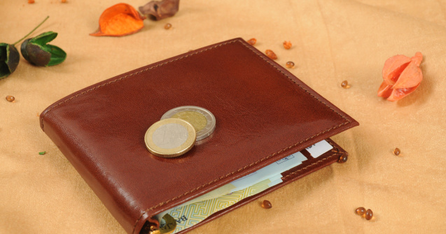 Un barbat din Timis a predat politistilor un portofel cu acte si 2.200 de euro