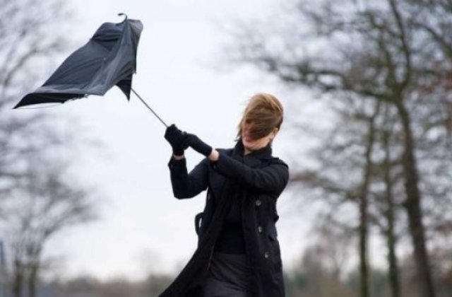 Cod galben de vant puternic in mai multe judete, ceata densa in alte zone