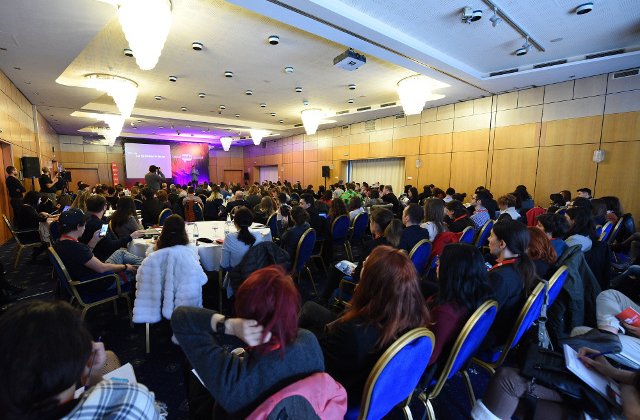 Digital Report se lanseaza la Social Media Summit Bucuresti