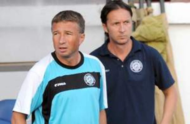 Petrescu afirma ca in urmatoarele trei partide va alinia trei echipe diferite