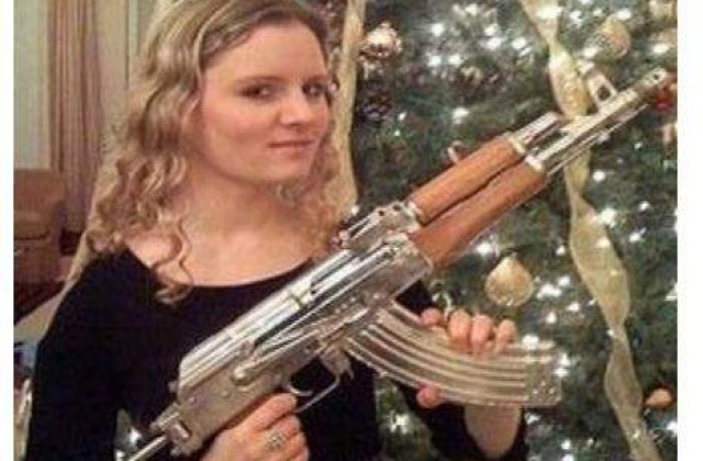 Fiica directorului MI6 pozeaza cu o arma a lui Saddam Hussein