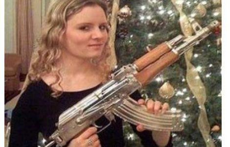 Fiica directorului MI6 pozeaza cu o arma a lui Saddam Hussein