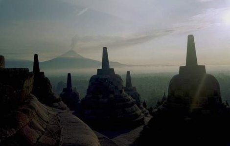 O noua eruptie puternica a vulcanului Merapi