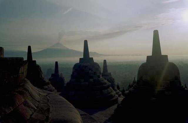 O noua eruptie puternica a vulcanului Merapi