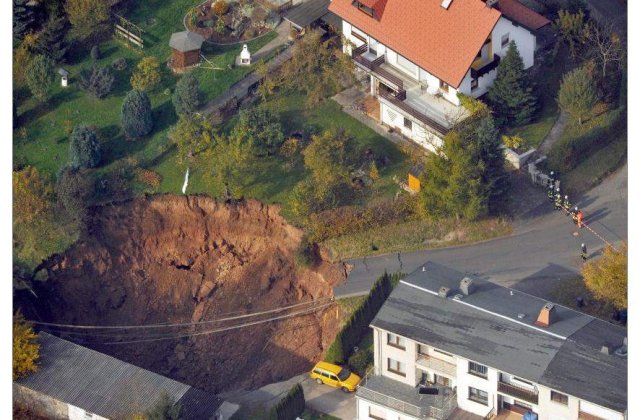 [VIDEO]: O groapa uriasa a aparut intr-un oras din estul Germaniei