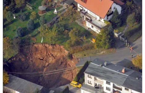  Video : O groapa uriasa a aparut intr-un oras din estul Germaniei
