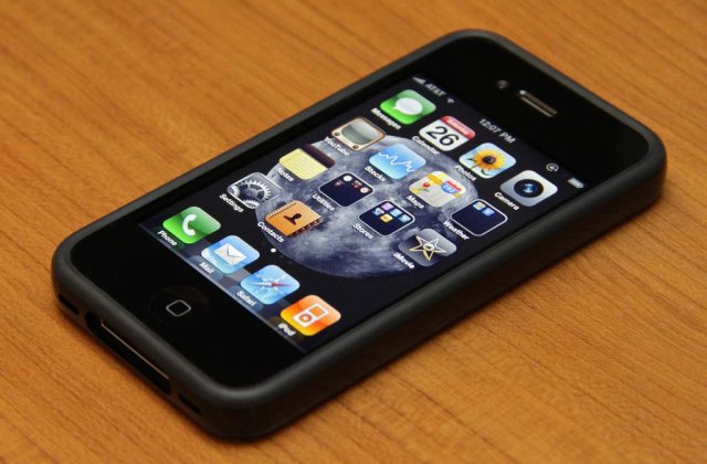 Multi englezi au intarziat la serviciu din cauza unui defectiuni la iPhone