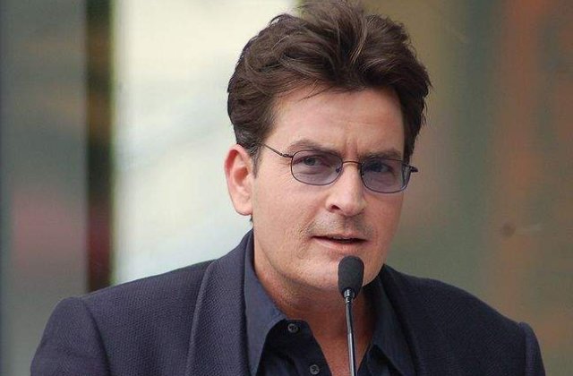 Charlie Sheen divorteaza