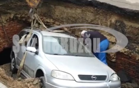 Un autoturism a fost "inghitit" de un crater format peste noapte in Ramnicu Sarat