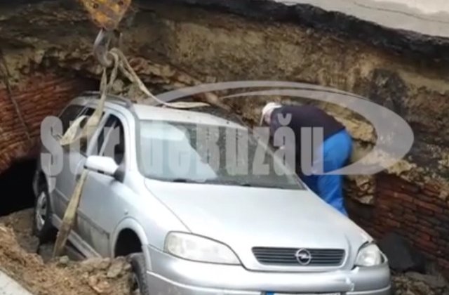 Un autoturism a fost "inghitit" de un crater format peste noapte in Ramnicu Sarat