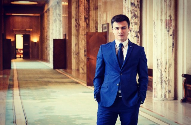 Tanarul care a ajutat la transparentizarea locurilor de munca din Guvern, dat afara chiar in seara depunerii juramantului de Guvernul Grindeanu