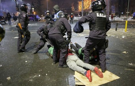 Opt persoane au fost retinute pentru violentele din Piata Victoriei