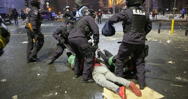 Opt persoane au fost retinute pentru violentele din Piata Victoriei