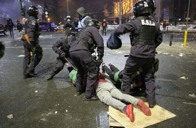 Opt persoane au fost retinute pentru violentele de la manifestatiile din Piata Victoriei