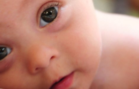 Ministrii Sanatatii si Muncii amana ordinul care ar fi lasat copiii cu sindrom Down fara drept la insotior