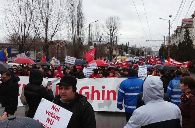 VIDEO. Mii de persoane manifesteaza pentru sustinerea PSD, la Targoviste