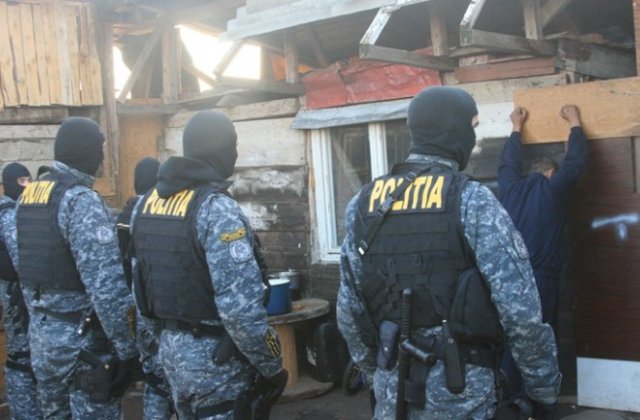 Aproape 2,5 kilograme de droguri, confiscate de politisti de la traficanti din mai multe grupari
