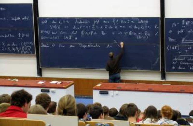 Asumarea pe legea educatiei, neconstitutionala