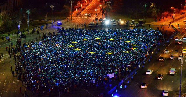 Peste 3.000 de protestatari au realizat in Piata Victoriei steagul UE