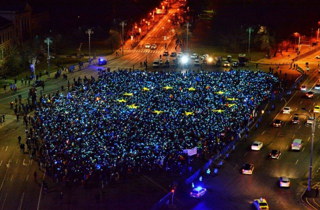 VIDEO. Peste 3.000 de protestatari au realizat in Piata Victoriei steagul UE si au intonat imnul national