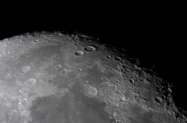 Compania SpaceX va lansa anul viitor o misiune privata de orbitare a Lunii