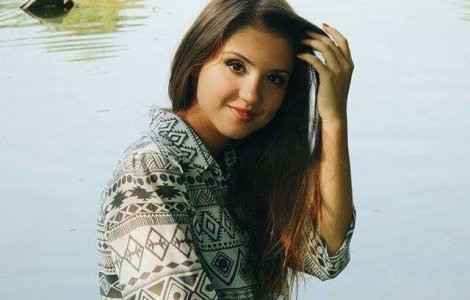 Tanara care a trait 20 de ani cu embrionul fratelui in pantece a murit