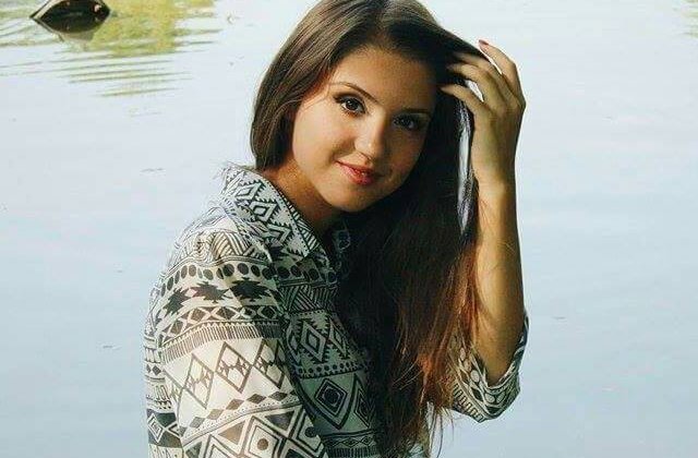 Tanara care a trait 20 de ani cu embrionul fratelui geaman in pantece a murit