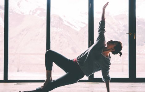  Top  7 miscari simple de yoga care te incarca cu energie