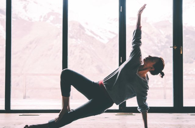 7 miscari simple de yoga care te incarca cu energie