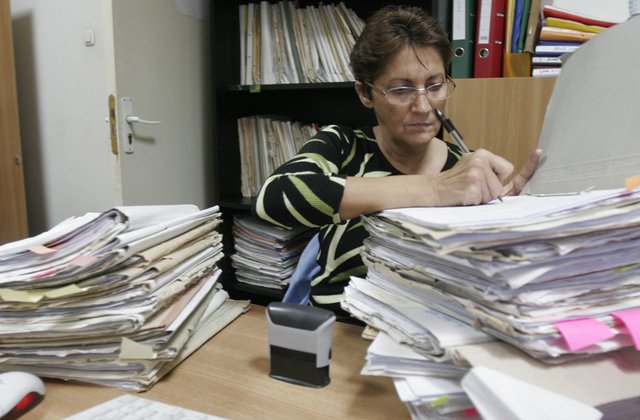 Bugetarii s-ar putea sa primeasca in curand spor de stres