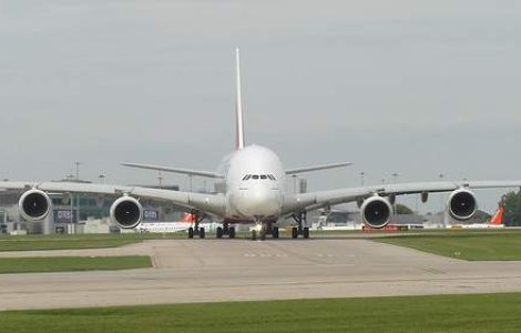  Top  Un avion Airbus A380 a aterizat de urgenta in Singapore