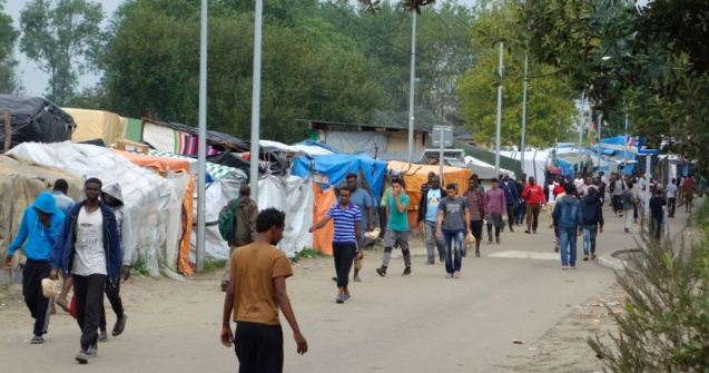 Primarul din Calais interzice impartirea de alimente migrantilor