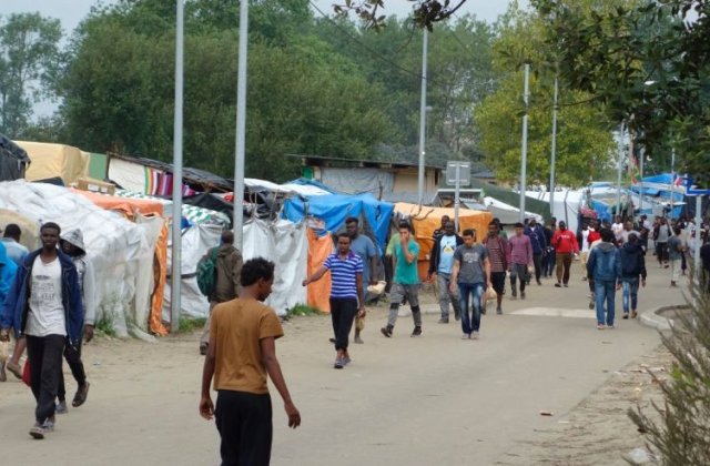 Primarul din Calais interzice impartirea de alimente migrantilor, pentru ca este o amenintare la adresa securitatii