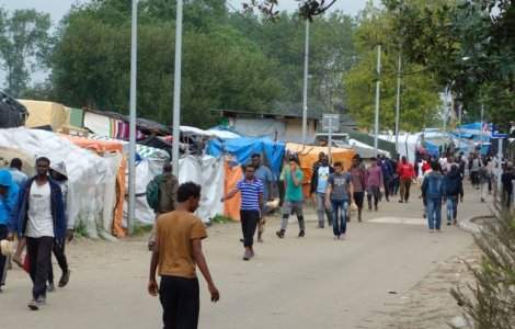 Primarul din Calais interzice impartirea de alimente migrantilor, pentru ca este o amenintare la adresa securitatii
