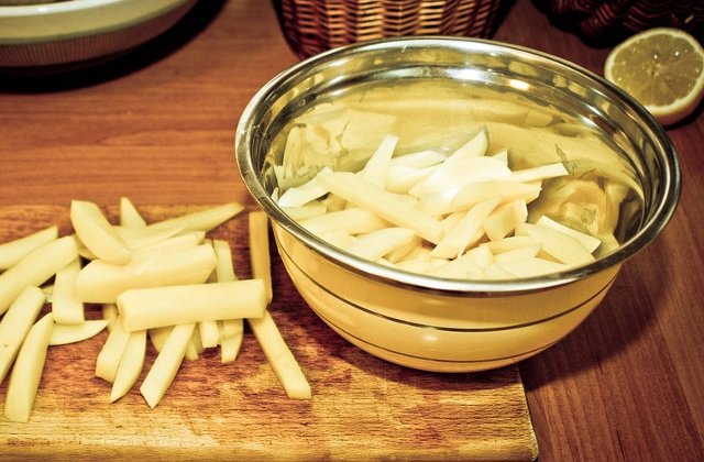 Periculoase pentru sanatatea ta! Top 6 alimente care pot fi toxice daca le consumi crude