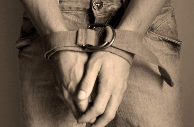 Jaf la un bancomat aflat in sediul unei firme din Valcea