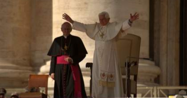 Papa Benedict al XVI-lea, intampinat la Barcelona de comunitatea gay