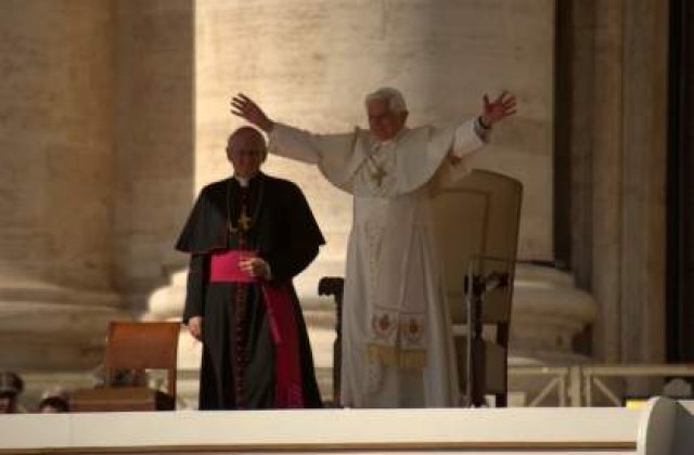 Papa Benedict al XVI-lea, intampinat la Barcelona de comunitatea gay