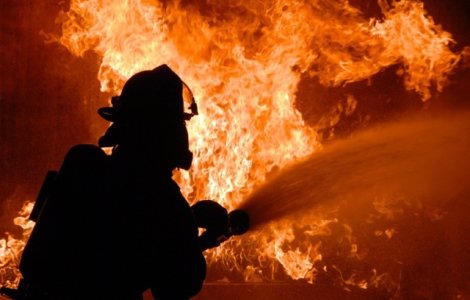 Caras-Severin: Peste 20 de focare de incendii de vegetatie uscata, stinse de pompieri