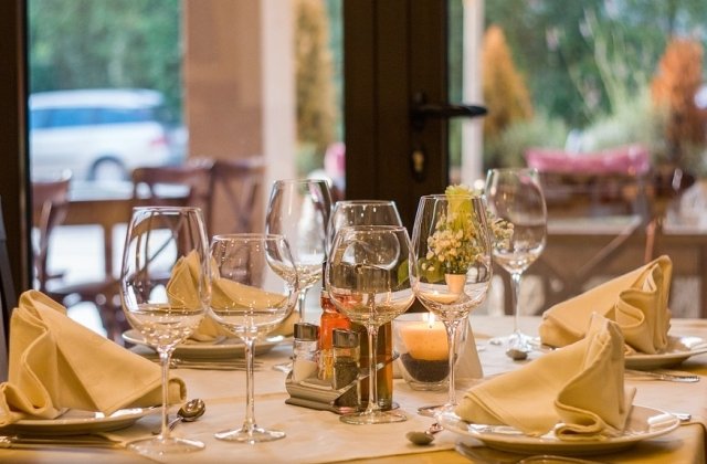 Inca un restaurant din Spania, pagubit de romani: au spus ca ies la artificii