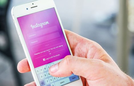 Studiu: Retelele de socializare sporesc sentimentul de singuratate