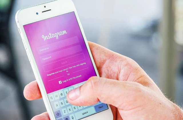 Studiu: Retelele de socializare sporesc sentimentul de singuratate