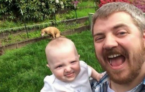  Top  TOP 10 cele mai amuzante selfie-uri. Ce au surprins in fundal