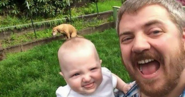  Top  TOP 10 cele mai amuzante selfie-uri. Ce au surprins in fundal